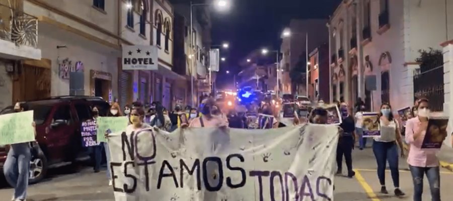 Marchan grupos y colectivos feministas en Tabasco