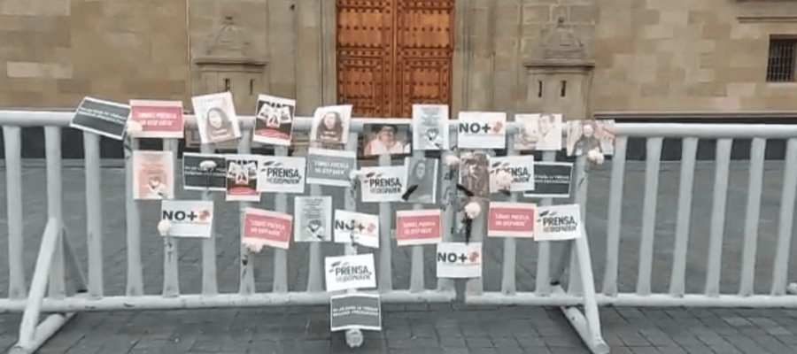 Periodistas protestan en Palacio Nacional por asesinato de Lourdes Maldonado 