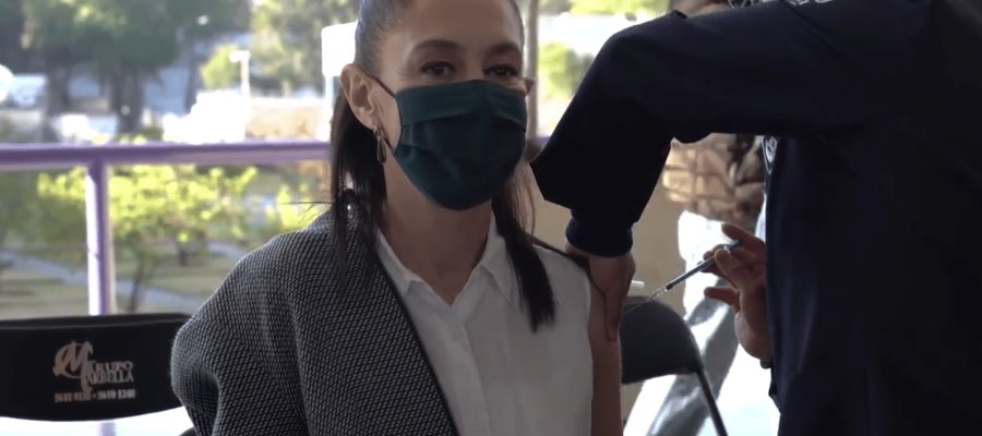 Recibe Claudia Sheinbaum dosis de refuerzo contra COVID-19