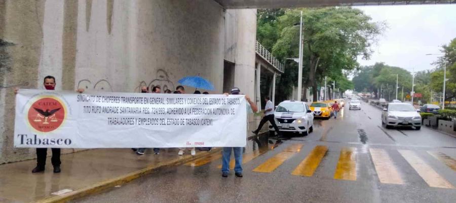 Choferes de taxi marchan en plena lluvia a palacio de Gobierno