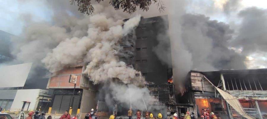 Se registra incendio en supermercado de Caracas