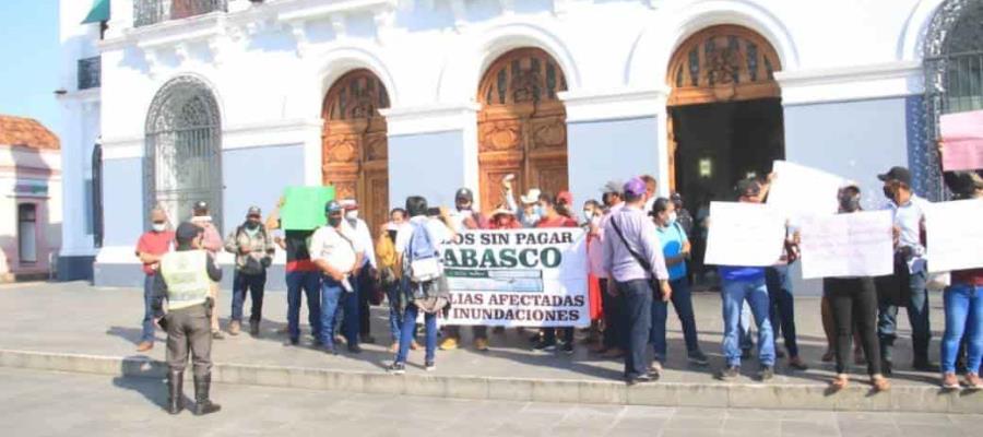 “Damnificados” reclaman ante Palacio de Gobierno, pago de 10 mil pesos y el canje de enseres