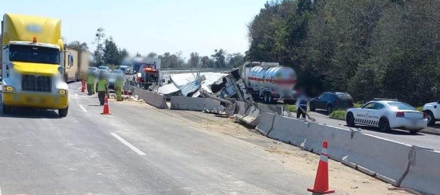 Rapiñan tráiler en Veracruz mientras chofer agonizaba tras volcadura