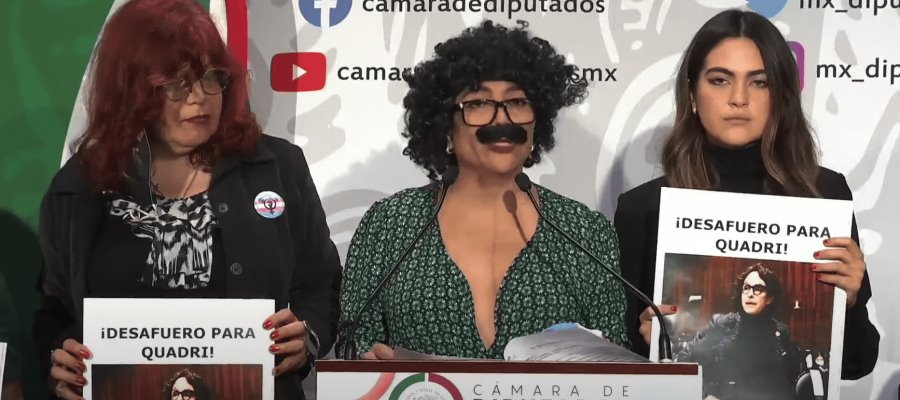 Protesta Salma Luévano en San Lázaro con rizos y bigote “a la Quadri” por dichos “transfóbicos”