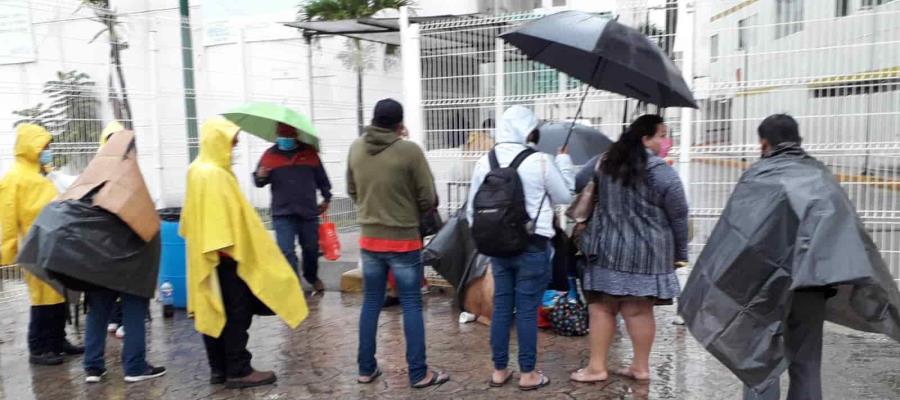 Denuncian desalojo de familiares de pacientes del Hospital de la Mujer de área techada, pese a lluvias