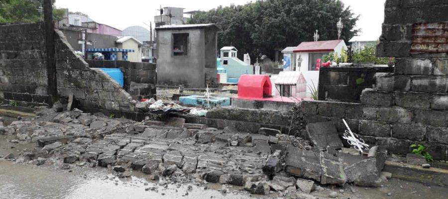 Se desploma tramo de barda perimetral de panteón en Gaviotas