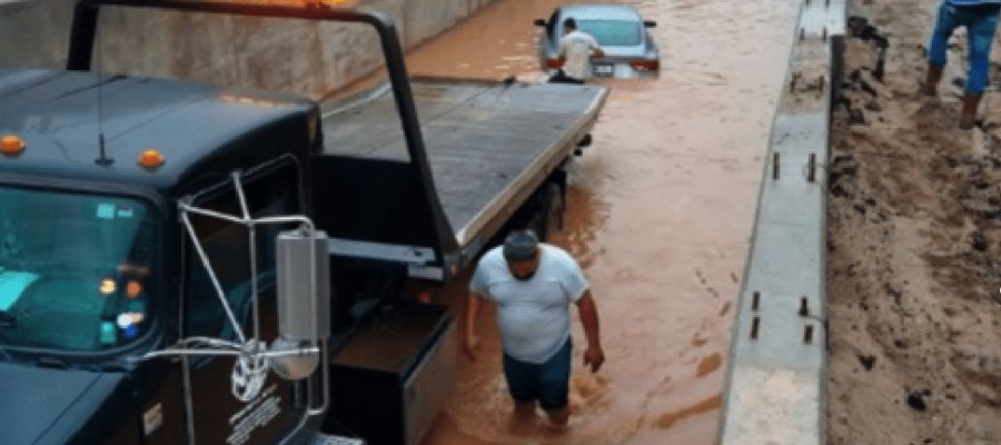 Automovilista despistado queda atrapado en obra del distribuidor vial de Universidad