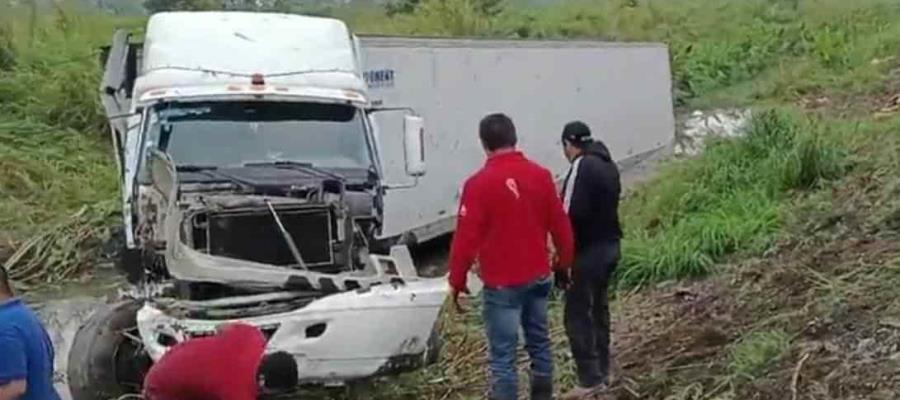 Saquean tráiler que transportaba productos de Mercado Libre en Tabasco