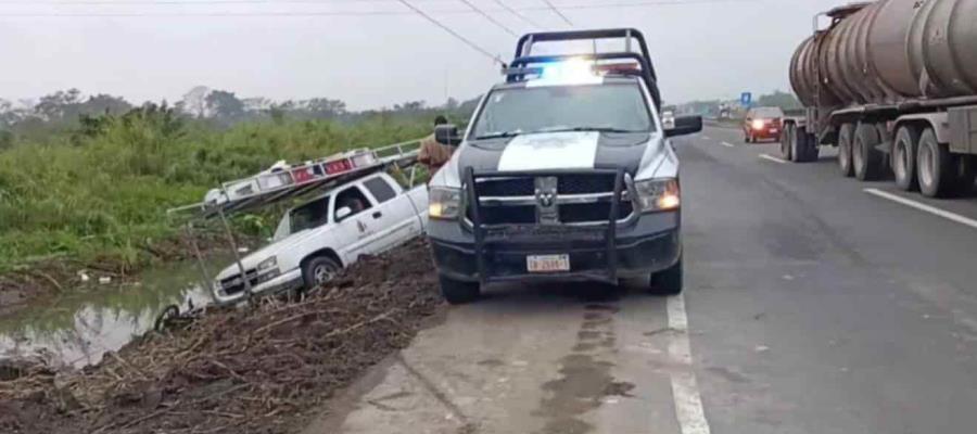 Camioneta se sale de carretera en la Villahermosa-Coatzacoalcos