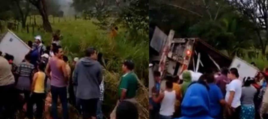 Frenan rapiña de tráiler volcado en la Villahermosa-Macuspana que transportaba paneles solares