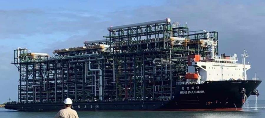 Arriba barco con casi 5 mil toneladas de equipo para refinería ‘Olmeca’