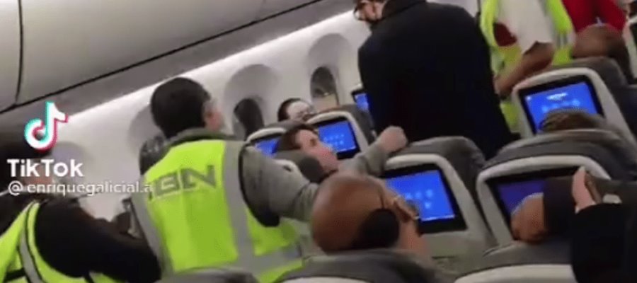 Mujer se sienta en primera clase sin pagar y retrasa vuelo; la apodan Lady Aeroméxico