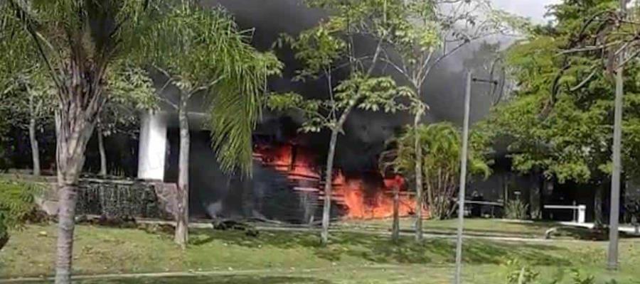 Se registra incendio en entrada del Club de Golf de Altozano