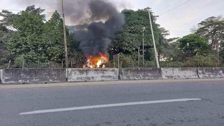 Se incendia pochimóvil cerca de la entrada 1 de la refinaría de Dos Bocas