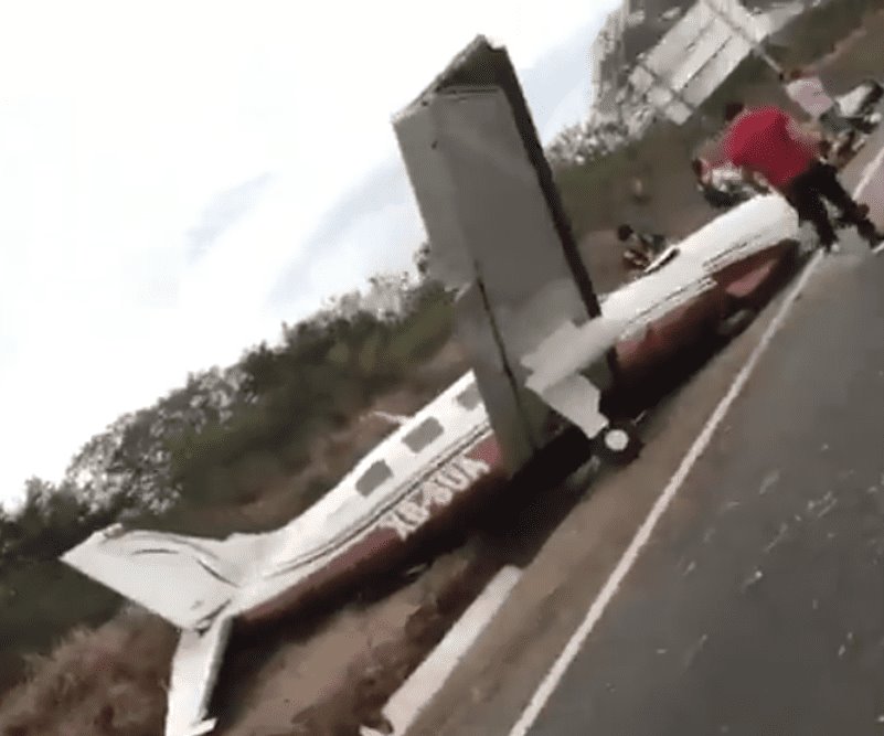 Avioneta aterriza de emergencia en la autopista Mazatlán-Culiacán