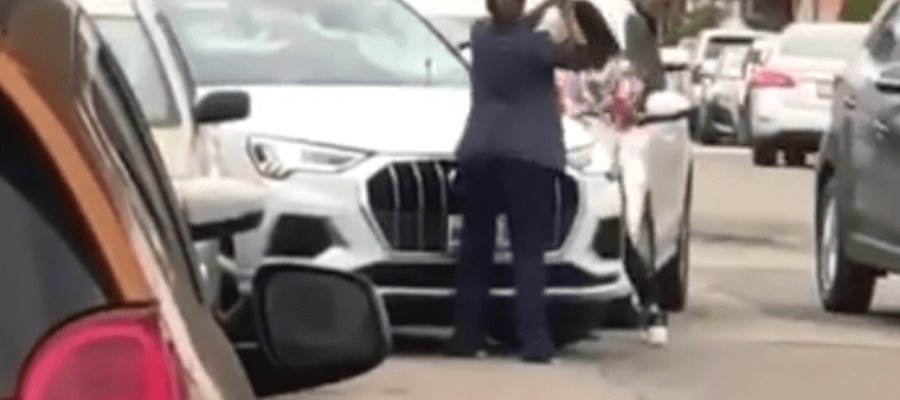 Mujeres dan de martillazos a camioneta Audi en fraccionamiento Carrizal