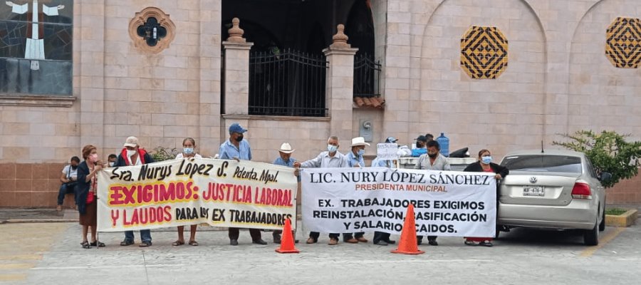 Protestan ex trabajadores frente a Ayuntamiento de Jalpa en reclamo por laudos