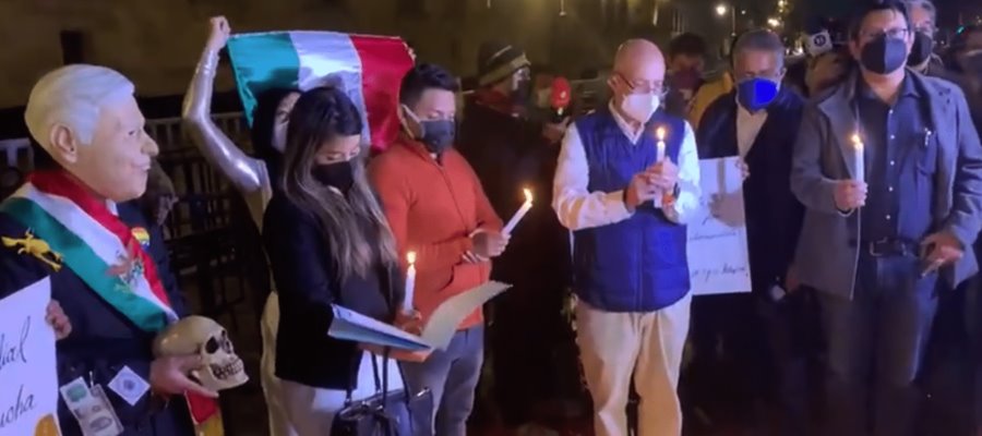 Padres de niños con cáncer protestan y guardan minuto de silencio en Palacio Nacional