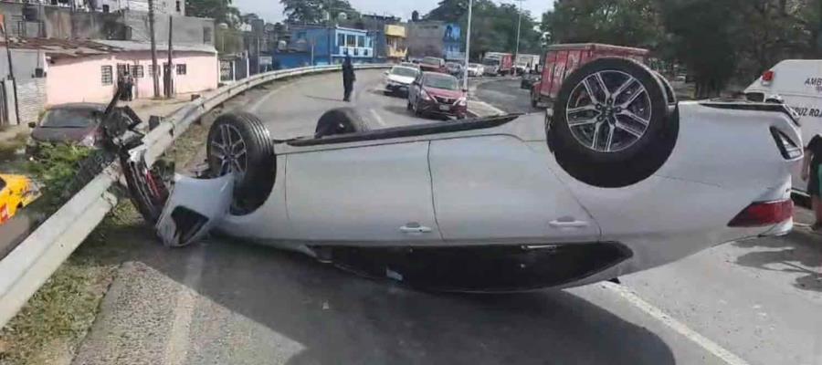 Vuelca vehículo en Av. Luis Donaldo Colosio en Gaviotas