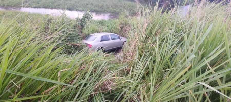 Auto vuelca en la carretera Villahermosa-Teapa