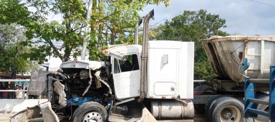 Chocan góndolas en puente Grijalva IV; conductor resulta lesionado