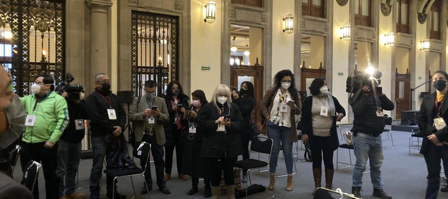 Periodistas en La Mañanera guardan minuto de silencio por compañeros asesinados
