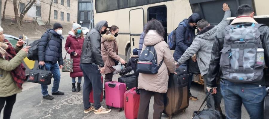 Trasladan a familias mexicanas residentes en Kiev al sur de Ucrania Trasladan a familias mexicanas residentes en Kiev al sur de Ucrania