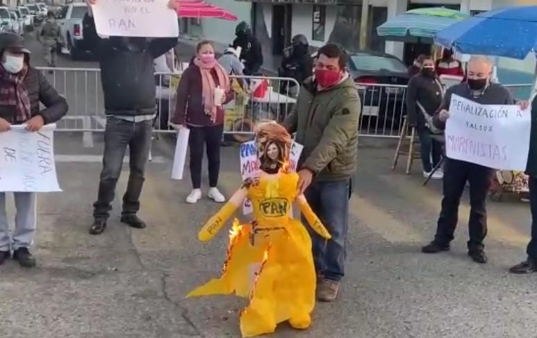Morenistas queman piñata con el rostro de la gobernadora Marina del Pilar