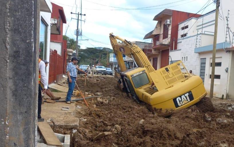 Se hunde excavadora que realizaba trabajos en calles de Teapa