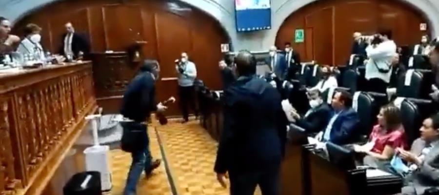 Diputados del PAN y Morena se insultan y se retan a golpes en Congreso de Edomex