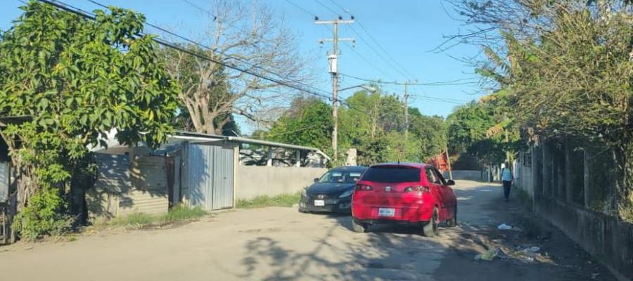 Carretera destrozada, trampa para automovilistas en Medellín tercera