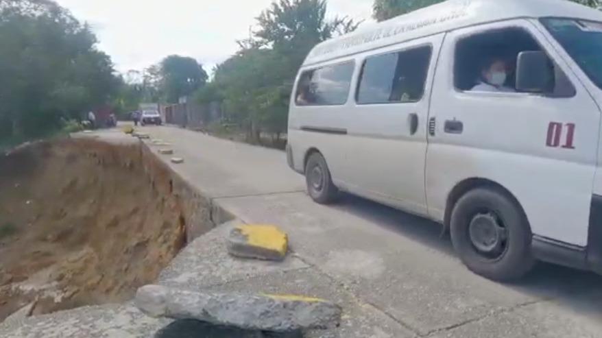 Urgen habitantes de Lomas Alegres, Tacotalpa, reparación de carretera deslavada