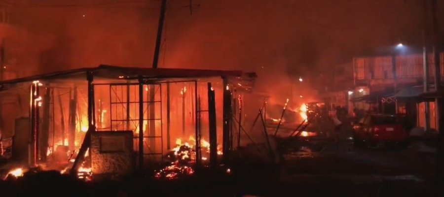 Hombres armados incendian locales en el Mercado Central de Acapulco, Guerrero