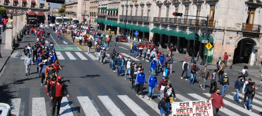 Marchan normalistas de Michoacán para exigir solución para estudiantes procesados