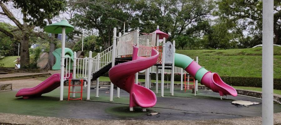 Parques de Villahermosa con herrería oxidada, suciedad, maleza y juegos desmantelados