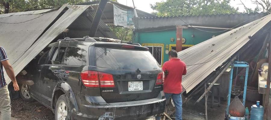 Camioneta se impacta contra comercio en la Paraíso-Comalcalco