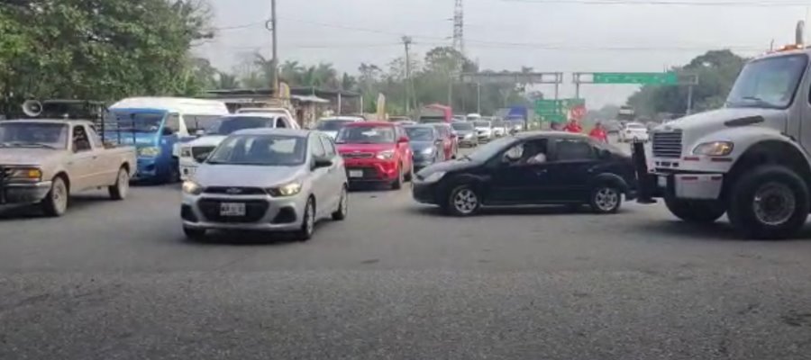 3 horas de congestionamiento vehicular deja choque de tráiler en la Cárdenas-Villahermosa