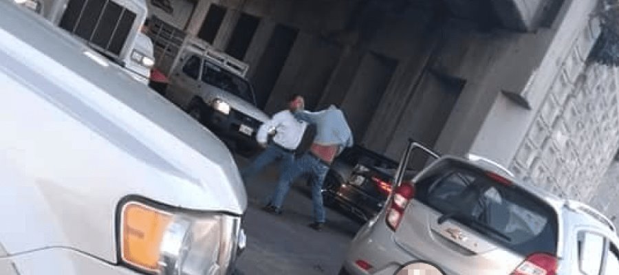 Conductores protagonizan pelea en puente Los Monos y se viralizan