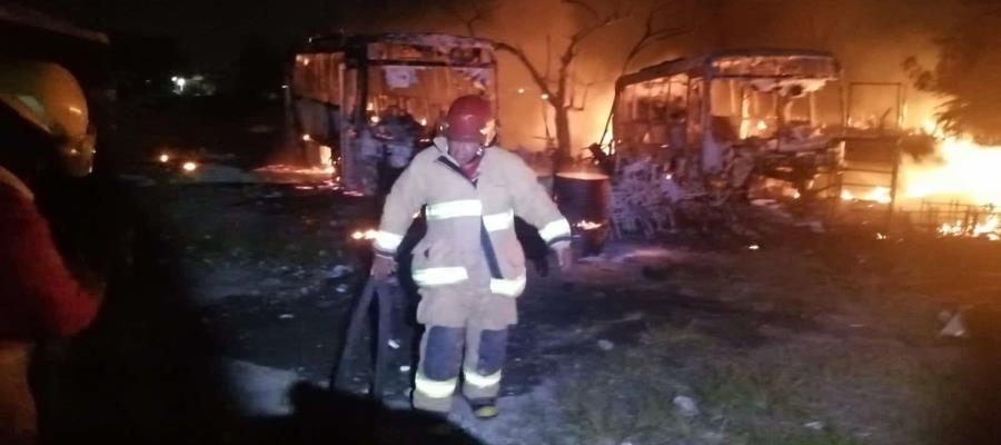 Incendio consume unidades de Transbus en bodega de Miguel Hidalgo