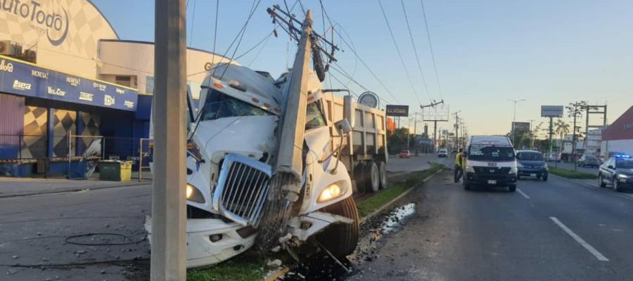 Choque de góndola deja sin luz a tres colonias de Villahermosa Choque de góndola deja sin luz a tres colonias de Villahermosa