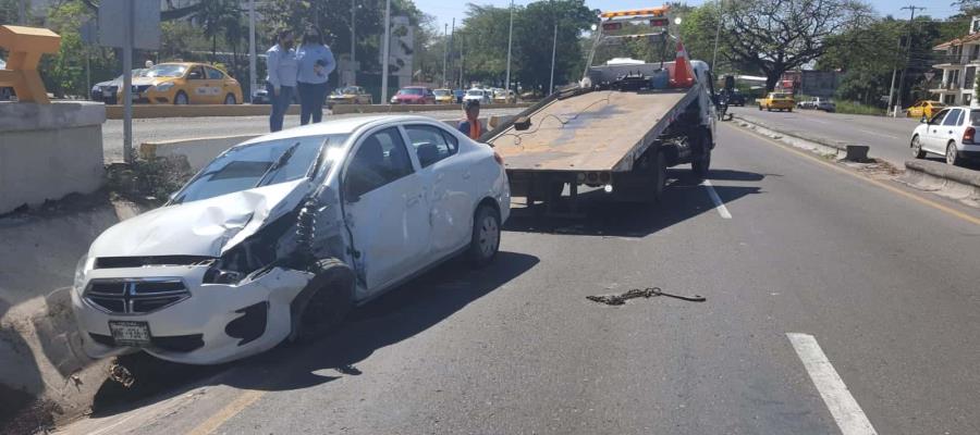 Choca carro en puente de distribuidor vial de Universidad Choca carro en puente de distribuidor vial de Universidad