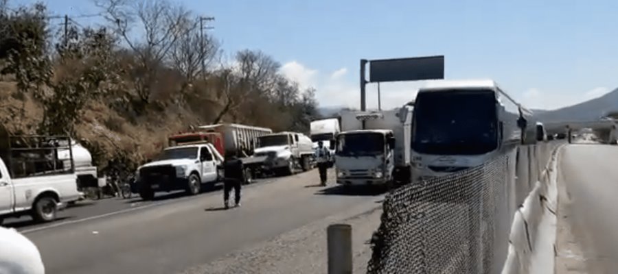 Normalistas exigen plazas y bloquean por 3 horas Autopista del Sol Normalistas exigen plazas y bloquean por 3 horas Autopista del Sol