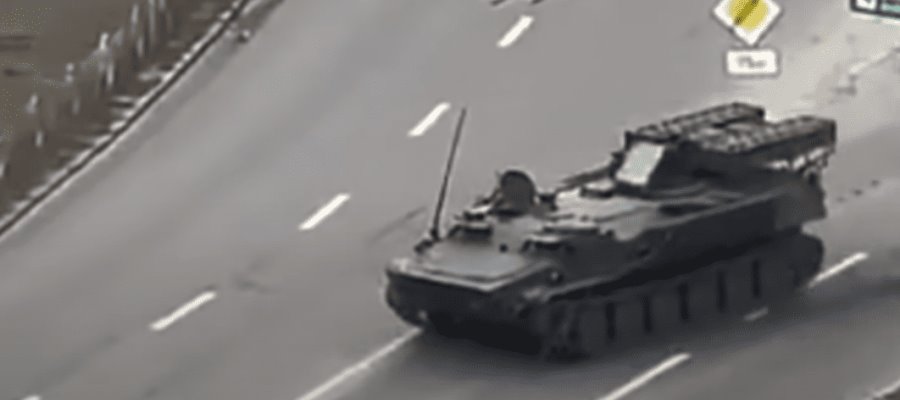 Tanque ruso aplasta auto con una persona dentro, en calles de Kiev