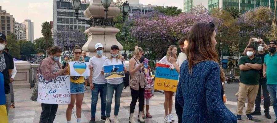 Ucranianos en México se manifiestan por la paz en el Ángel de la Independencia