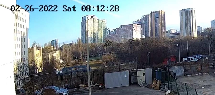 Misil ruso impacta edificio en Kiev; habrían al menos 35 heridos 