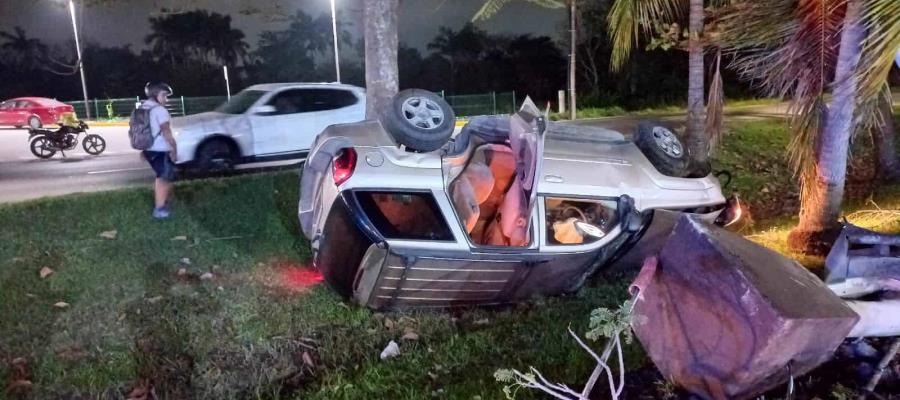 Camioneta choca contra poste y vuelca en Ruiz Cortines; conductor huyó