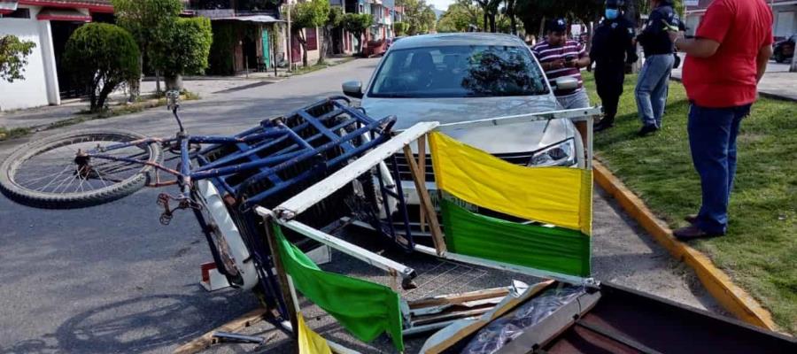 En Macuspana, choca triciclero contra vehículo y huye