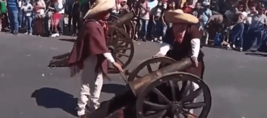 Cañón explota en mano de danzante durante carnaval de Huejotzingo, Puebla