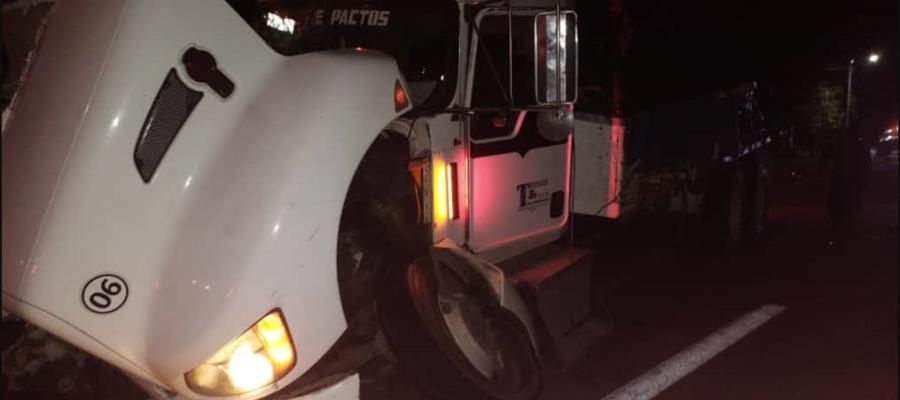 Choca auto contra tráiler en la Villahermosa-Cárdenas