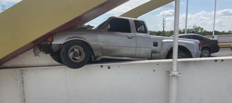 Chocan camioneta contra puente Carrizal III Chocan camioneta contra puente Carrizal III